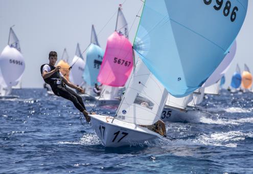Regata velica con vele colorate al campionato mondiale a Sanremo.